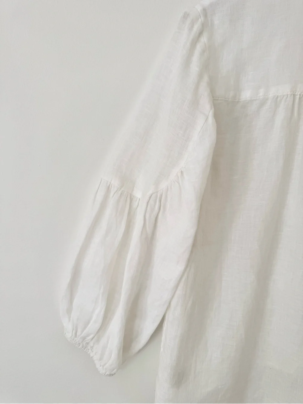 Maeve by Anthropologie White Linen Peasant Blouse Split V-Neck Boho Top, Size MP